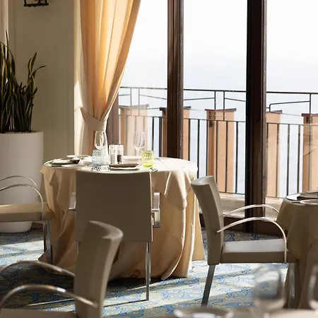 Hotel Capotaormina 4*